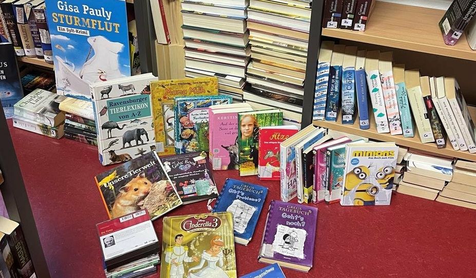 Die Bücherei veranstaltet einen Bücherflohmarkt.