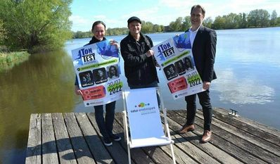 Jenny Prinz-Claußen (v. li.) und Benjamin Bünning (Natur- und Erlebnispark Bremervörde GmbH) sowie Jens Themsen (Volksbank) freuen sich auf das Open-Air.