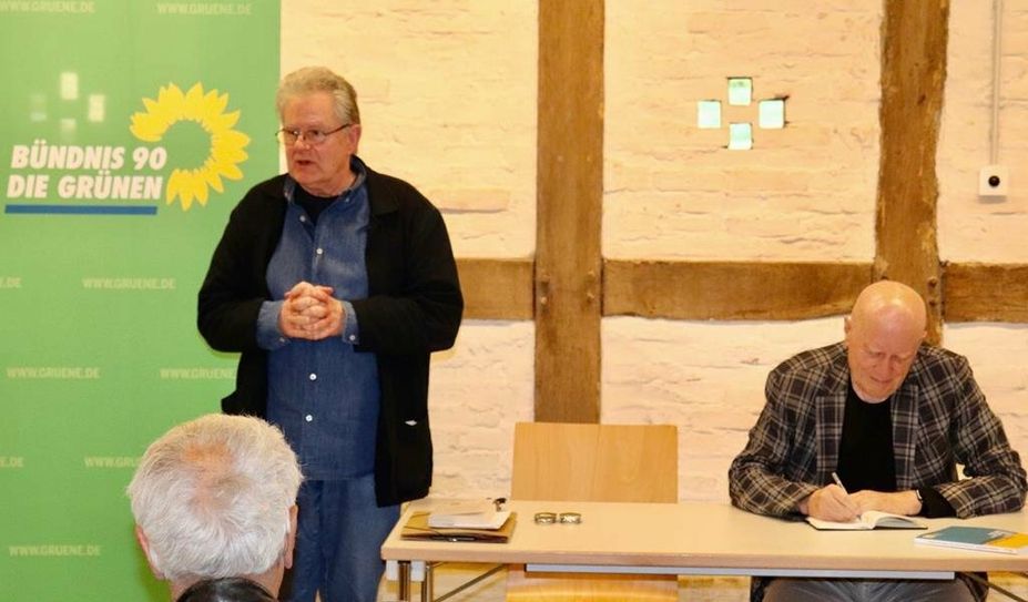 Dieter Esche (links) freut sich, den Anwesenden mit Ralf Fücks einen ausgemachten Kenner der Ukraine vorstellen zu können.