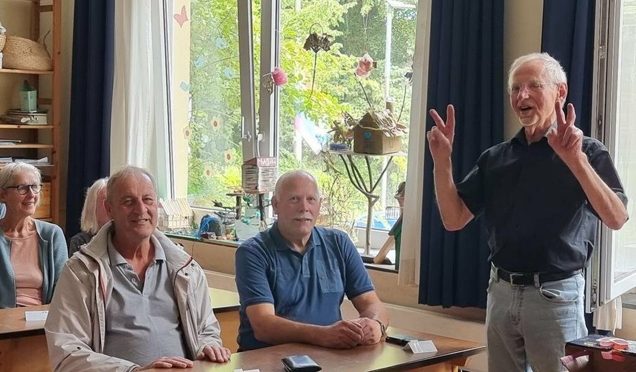 Es ist etwas eng in den alten Bänken für Rolf Brunssen (links) und Frank Heyer, doch Lehrer Hans Theuerkauf hat noch immer alles im Griff.