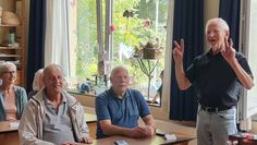 Es ist etwas eng in den alten Bänken für Rolf Brunssen (links) und Frank Heyer, doch Lehrer Hans Theuerkauf hat noch immer alles im Griff.