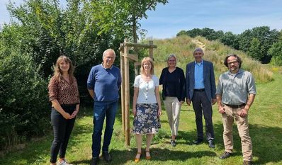 Die Initiatorin Sina Basler konnte leider nicht bei der Einweihung dabei sein. Ihre Mutter (3. v. li.) hat sie vertreten.