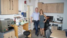 Björn und Dorit Vollmann freuen sich über mehr Platz in der Werkstatt und einen freundlich gestalteten Multifunktionsraum.