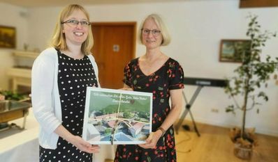 Konrektorin Alexandra Schwiering (li.) überreichte Heike Tretzmüller zum Abschied ein Luftbild