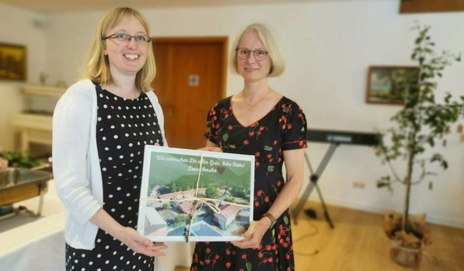 Konrektorin Alexandra Schwiering (li.) überreichte Heike Tretzmüller zum Abschied ein Luftbild