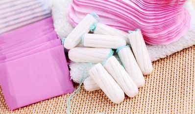 Kreiseigene Schulen erhalten kostenlos Menstruationsartikel vom Landkreis.