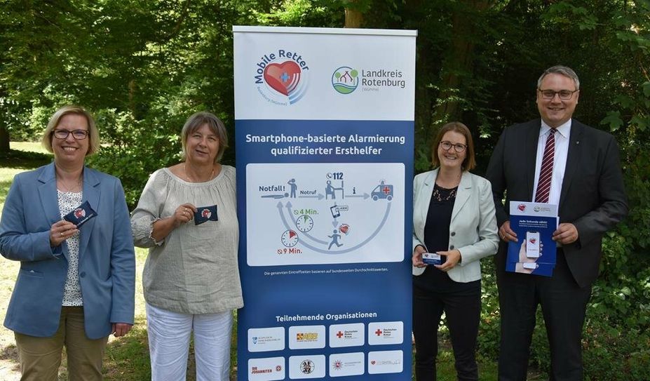 Dezernentin Heike von Ostrowski (v. li.), Silke Hinze (Amtsleiterin Betrieb Rettungsdienst), Raphaela Vink (Ansprechpartnerin Mobile Retter beim Landkreis) und Landrat Marco Prietz freuen sich, dass im Landkreis die mobilen Retter an den Start gehen.