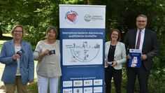 Dezernentin Heike von Ostrowski (v. li.), Silke Hinze (Amtsleiterin Betrieb Rettungsdienst), Raphaela Vink (Ansprechpartnerin Mobile Retter beim Landkreis) und Landrat Marco Prietz freuen sich, dass im Landkreis die mobilen Retter an den Start gehen.