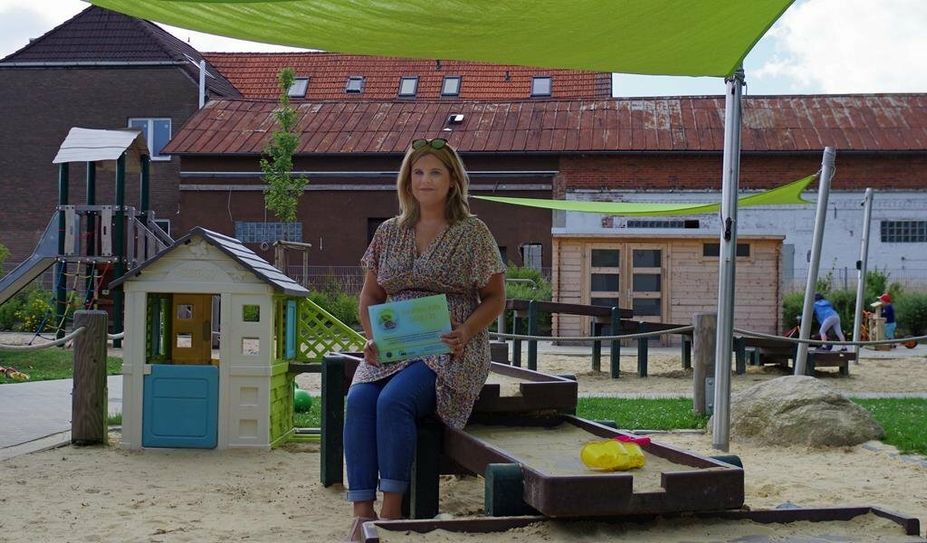 Sonnengeschützt unter Sonnensegel: Kita-Leiterin Natalie Berz.