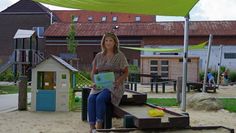 Sonnengeschützt unter Sonnensegel: Kita-Leiterin Natalie Berz.