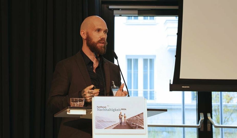 Patrick Viol erklärt dem Auditorium die zweigleisige Nachhaltigkeitspraxis des Anzeigers: Emissionsausgleich und starke Inhalte.