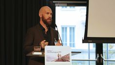 Patrick Viol erklärt dem Auditorium die zweigleisige Nachhaltigkeitspraxis des Anzeigers: Emissionsausgleich und starke Inhalte.