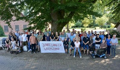 Mehr als 50 Einwohner:innen machten ihre Ablehnung gegen die geplante Bauschutt-Deponie im Naturschutzgebiet deutlich.