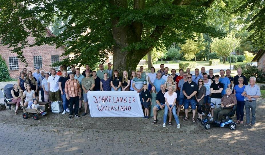 Mehr als 50 Einwohner:innen machten ihre Ablehnung gegen die geplante Bauschutt-Deponie im Naturschutzgebiet deutlich.