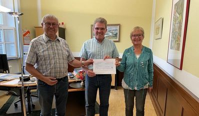 Alfred Preuß, Finanzverantwortlicher der AWO, Bürgermeister Jürgen Kuck und Frau Rita Rissmeyer, 1. Vorsitzende der AWO.