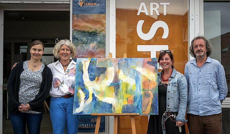 Künstlerin Gerlinde Thieme-Madsen (2. v. li.) und das Tandem-Team laden zur Ausstellung ein.
