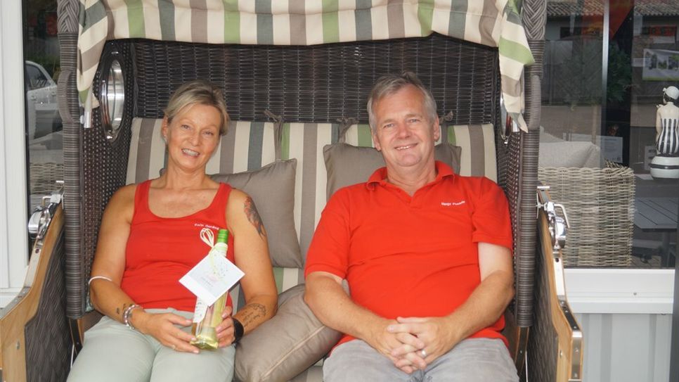 Hanjo Postels und Karin Oerding von Horstschäfer präsentieren neue Strandkörbe.