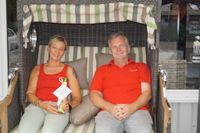 Hanjo Postels und Karin Oerding von Horstschäfer präsentieren neue Strandkörbe.