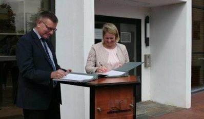 Rund vier Wochen nach dem Ratsbeschluss zum Kauf der Lützow-Kaserne wurden die Verträge bei einer feierlichen Schlüsselübergabe beurkundet. Foto: Gemeinde Schwanewede