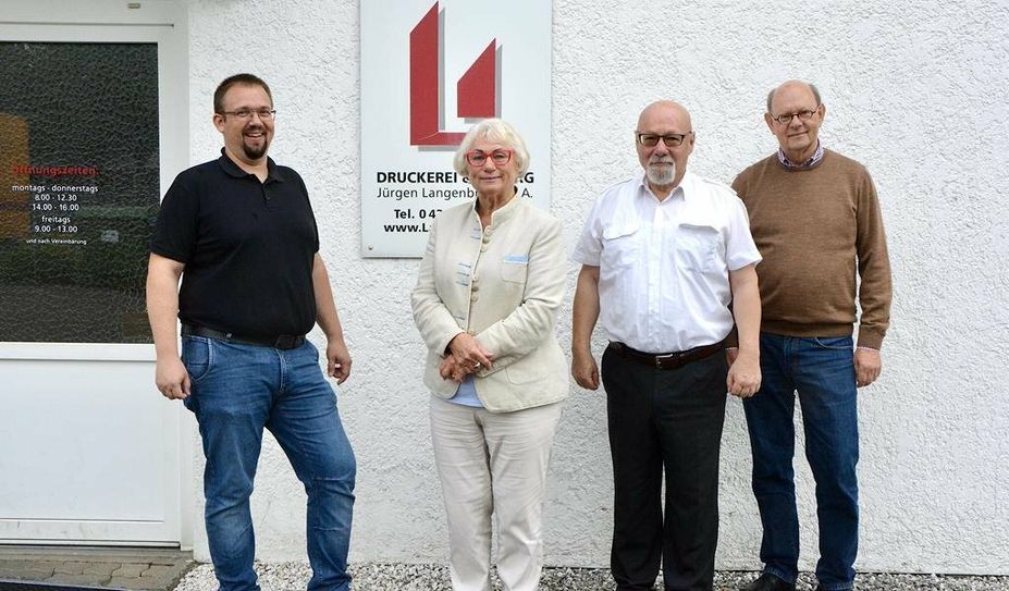 Felix Hummel freut sich mit Regine Robrahn (Vermieterin der Firmen-Immobilie), Jürgen Langenbruch und Herbert Gerken (Verwaltung der Immobilie) über die neuen Zukunftsaussichten in Lilienthal. Foto: eb