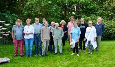 Die ausstellenden Künstler:innen in Klenkendorf.