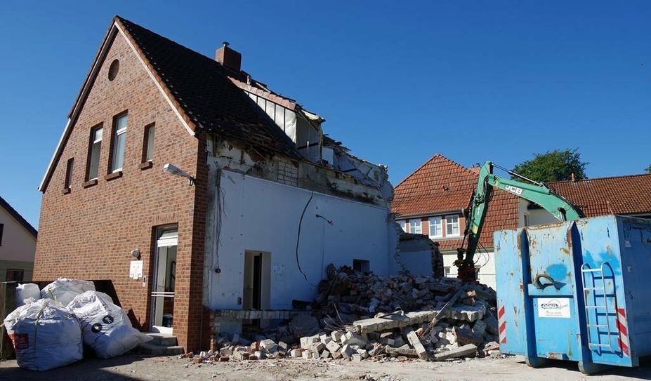 Die alte Rettungswache des Roten Kreuzes ist Geschichte: Demnächst entsteht hier auf 650 Quadratmetern ein modernes Gebäude für die Einsatzkräfte. Foto: eb