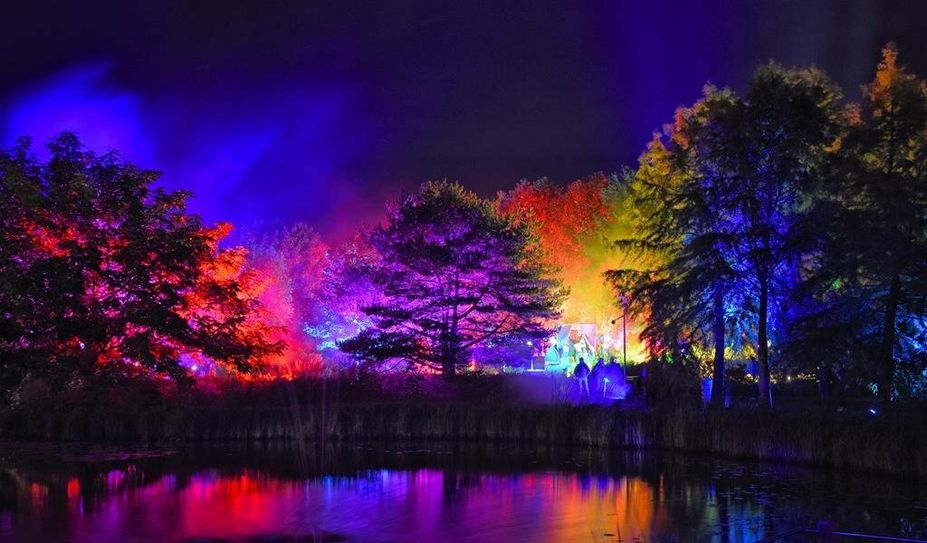 Der Park der Gärten in Bad Zwischenahn lädt vom 11. August bis zum 11. September zum Lichtzauber im Park. Foto: Hans Jürgen Tietz