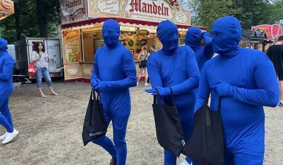 Die blauen Männer von der Firma Schrage waren vielleicht nicht optimal für das heiße Wetter gekleidet, bekamen aber jede Menge Aufmerksamkeit.