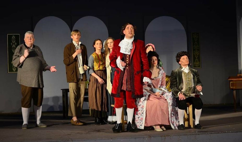 Bevor die zweite Hälfte der Spielzeit beginnt, treten die Schauspieler:innen noch einmal zur Wiederaufnahmeprobe an.