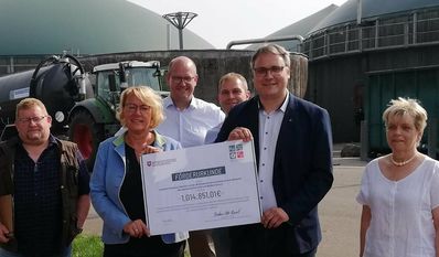 Landwirtschaftsministerin Barbara Otte-Kinast übergibt den Förderbescheid an Landrat Marco Prietz. Auch die Landtagsabgeordneten Bernd Wölbern, Dr. Marco Mohrmann und Eike Holsten waren bei der Übergabe zugegen.