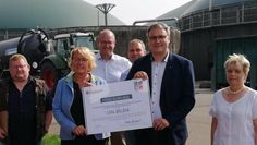 Landwirtschaftsministerin Barbara Otte-Kinast übergibt den Förderbescheid an Landrat Marco Prietz. Auch die Landtagsabgeordneten Bernd Wölbern, Dr. Marco Mohrmann und Eike Holsten waren bei der Übergabe zugegen.