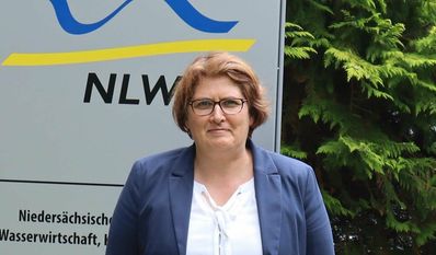 Stephanie Gudat ist gelernte Bauingenieurin. Sie leitet seit 2021 den Geschäftsbereich Wasserwirtschaft und Strahlenschutz beim NLWKN.