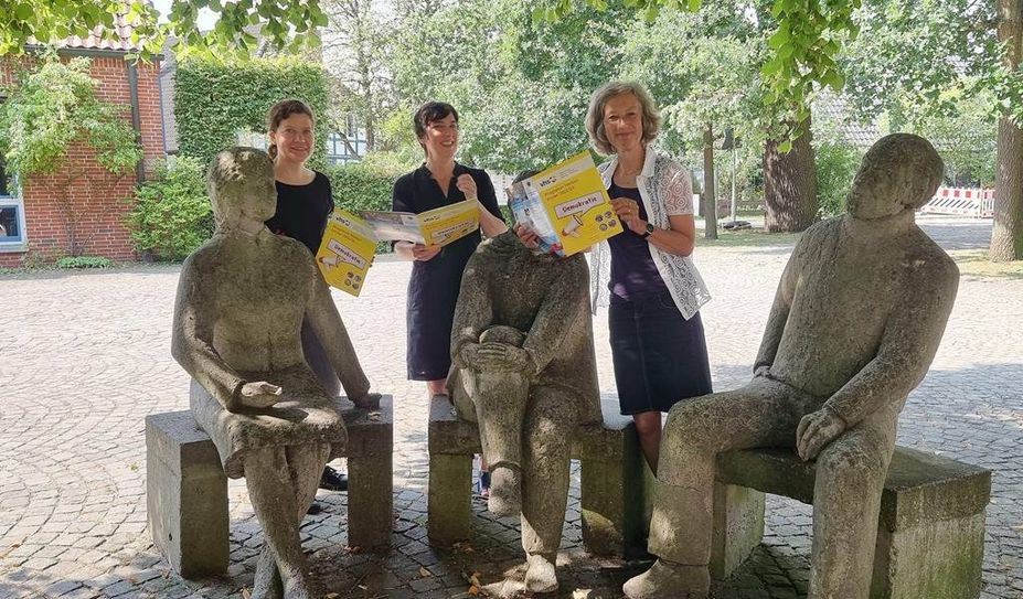 Für ihre Kund:innen haben Veronika Völker, Anja Nachtigall und VHS-Leiterin Dr. Martina Michelsen (von links) wieder ein interessantes Programm für den Herbst/Winter 2022/23 zusammengestellt. Der Schwerpunkt des Programms beschäftigt sich mit Demokratie. Foto: cne