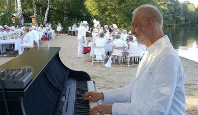 Ulli Torspecken sorgt am Piano für die musikalische Untermalung.