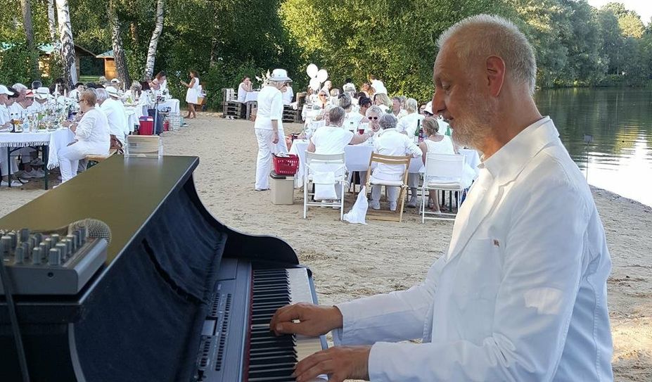 Ulli Torspecken sorgt am Piano für die musikalische Untermalung.