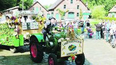 Ein Treckeranhänger voll guter Laune. In Worpswede werden die letzten Vorbereitungen für das diesjährige Erntefest getroffen, um das Dorf mit guter Stimmung beim Erntedank zu versorgen.  Foto: eb