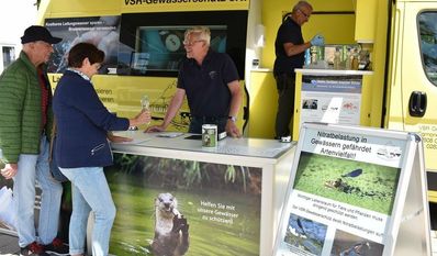 Matthias Ahlbrecht vom VSR Gewässerschutz berät Brunnenbesitzer:innen am Informationstag im vergangenen Juni.