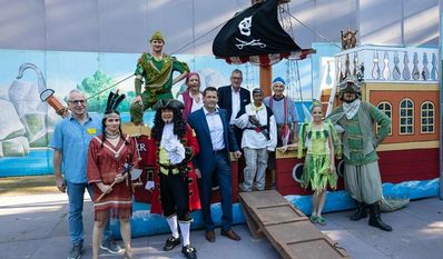 Das Ensemble der Freilichtbühne und die Sparkasse freuen sich auf die Sonderaufführung am 3. September. Foto: eb