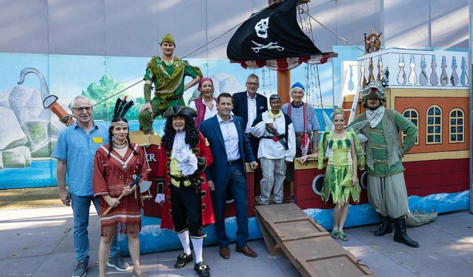 Das Ensemble der Freilichtbühne und die Sparkasse freuen sich auf die Sonderaufführung am 3. September. Foto: eb