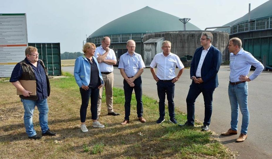 Wichtiges Thema führt zu viel Unterhaltung: Bernd Wölbern (li.), Barbara Otte-Kinast und Landrat Marco Prietz (2. v. re.) im Gespräch.
