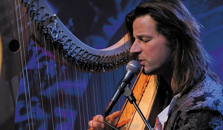 Mit beeindruckender Bühnenpräsenz und großem Charme erobert Andy Lang die Herzen seiner Zuhörer:innen