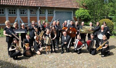 Nach dem Erfolg des ersten Klappstuhlkonzerts auf Gut Sandbeck wünschten sich die Gäste eine weitere Veranstaltung dieser Art. Am 11. September laden die Torfteufel erneut auf das Rittergut. Foto: eb