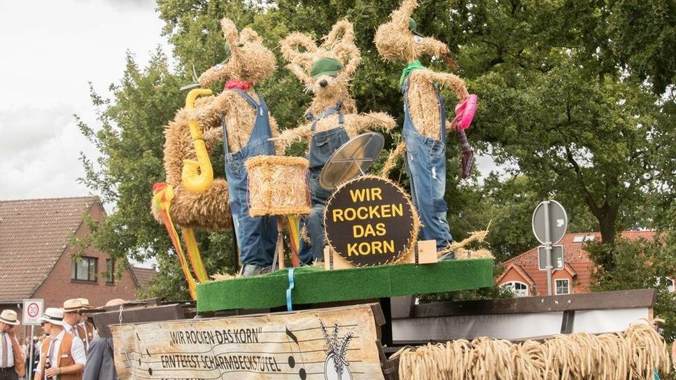 Liebevoll hergerichtete Erntewagen gibt es wieder am Sonntag, 11. September, beim Erntewagenumzug in Scharmbeckstotel zu bestaunen.  Foto: eb