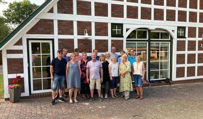 Zuletzt vor 40 Jahren gemeinsam die Schulbank gedrückt: 17 ehemalige Schüler:innen der Realschule Lamstedt.