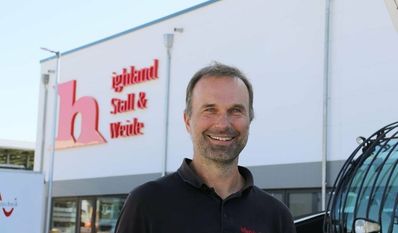 Er hat‘s mit Highlandrindern: Der Unternehmer Martin Holm vor seiner Firma Highland Stall & Weide