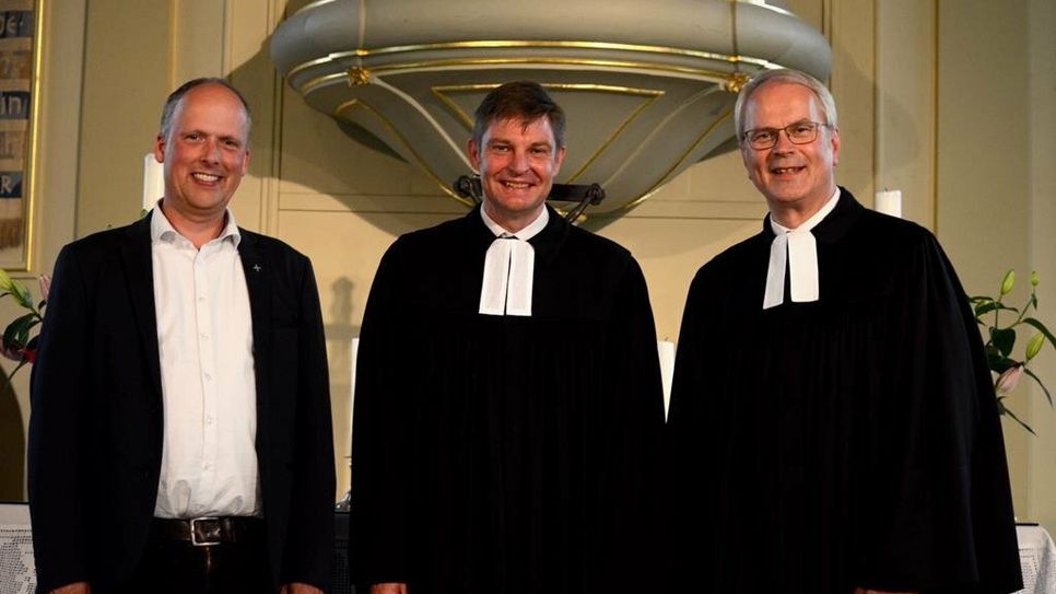 Der Vorsitzende der Kirchenkreissynode, Pastor Markus Stamme (v. li.), Pastor Carsten Stock und Pastor Gerhard Schäfer.