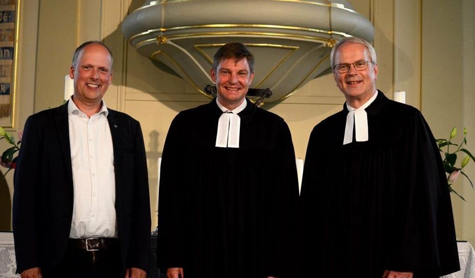 Der Vorsitzende der Kirchenkreissynode, Pastor Markus Stamme (v. li.), Pastor Carsten Stock und Pastor Gerhard Schäfer.
