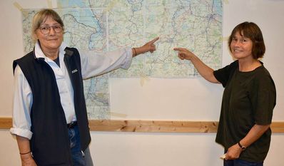 Susanne Grube und Ursula Trescher zeigen auf der Landkarte die Region, für die es mit einem A 20-Bau „ernst“ werden würde.