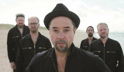 Jan Josef Liefers und seine Band versprechen Lieder, die zu Herzen gehen.