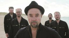 Jan Josef Liefers und seine Band versprechen Lieder, die zu Herzen gehen.